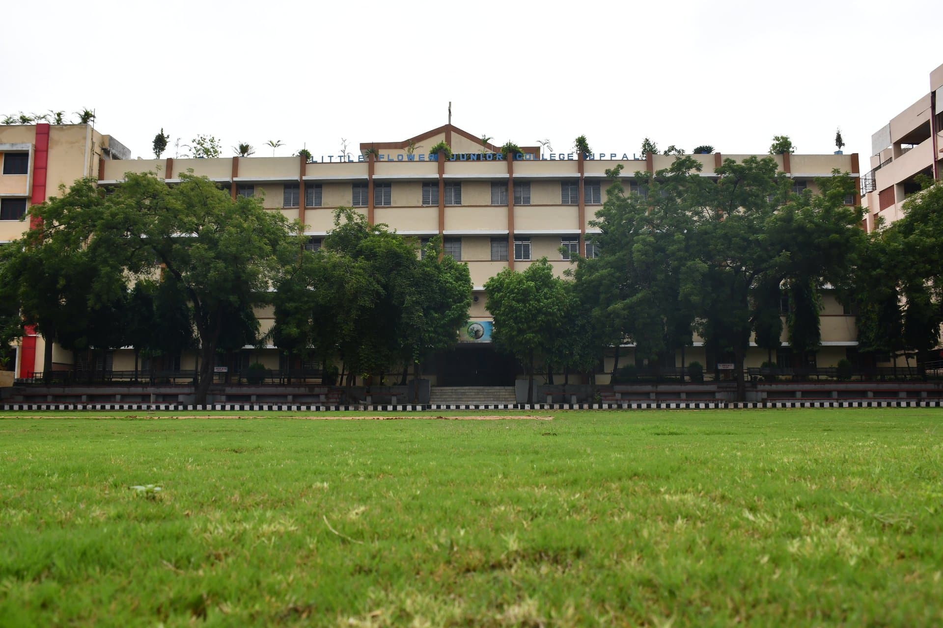 Academic Block Architecture & Green Grounds