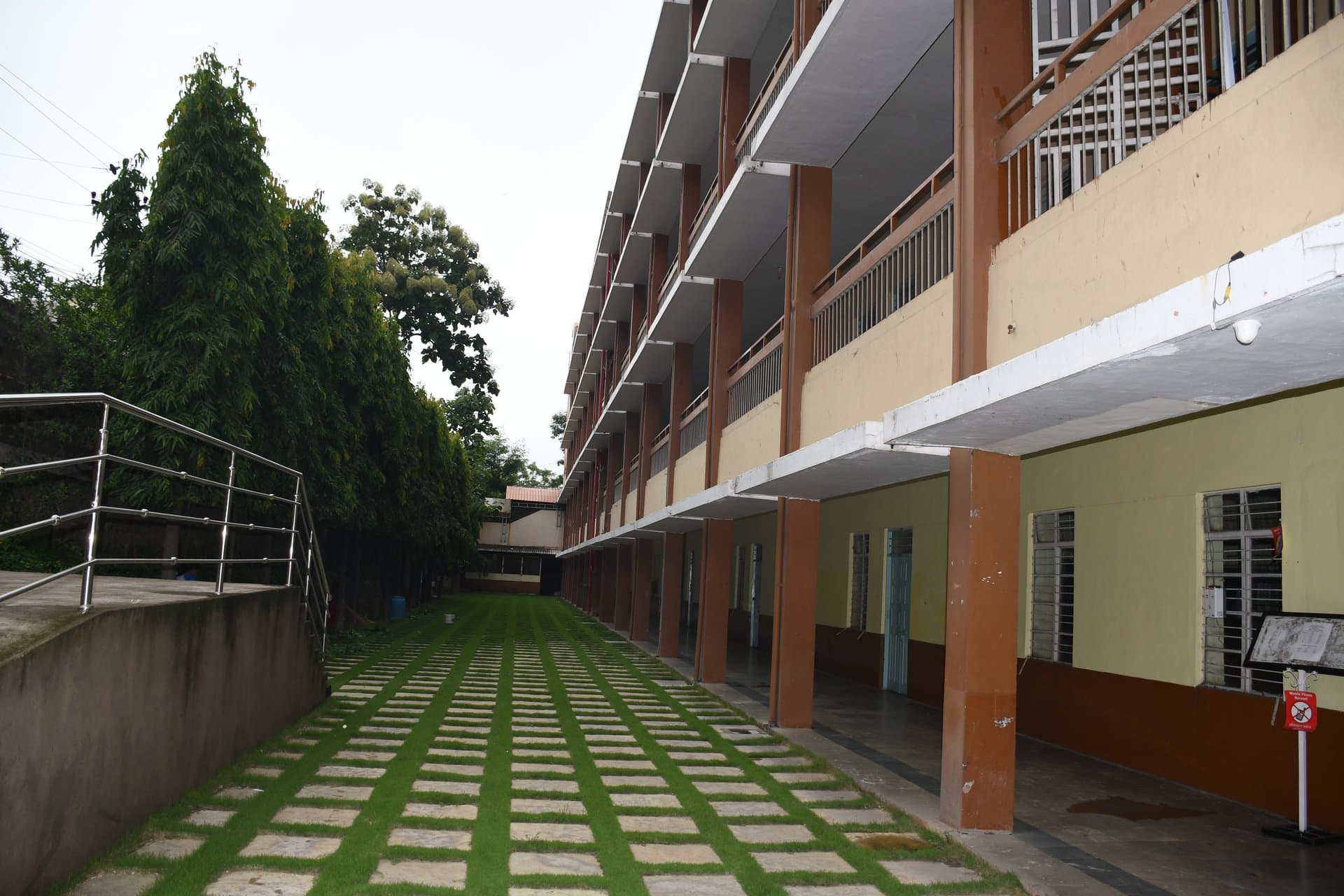 Institutional Architecture & Landscaped Frontage