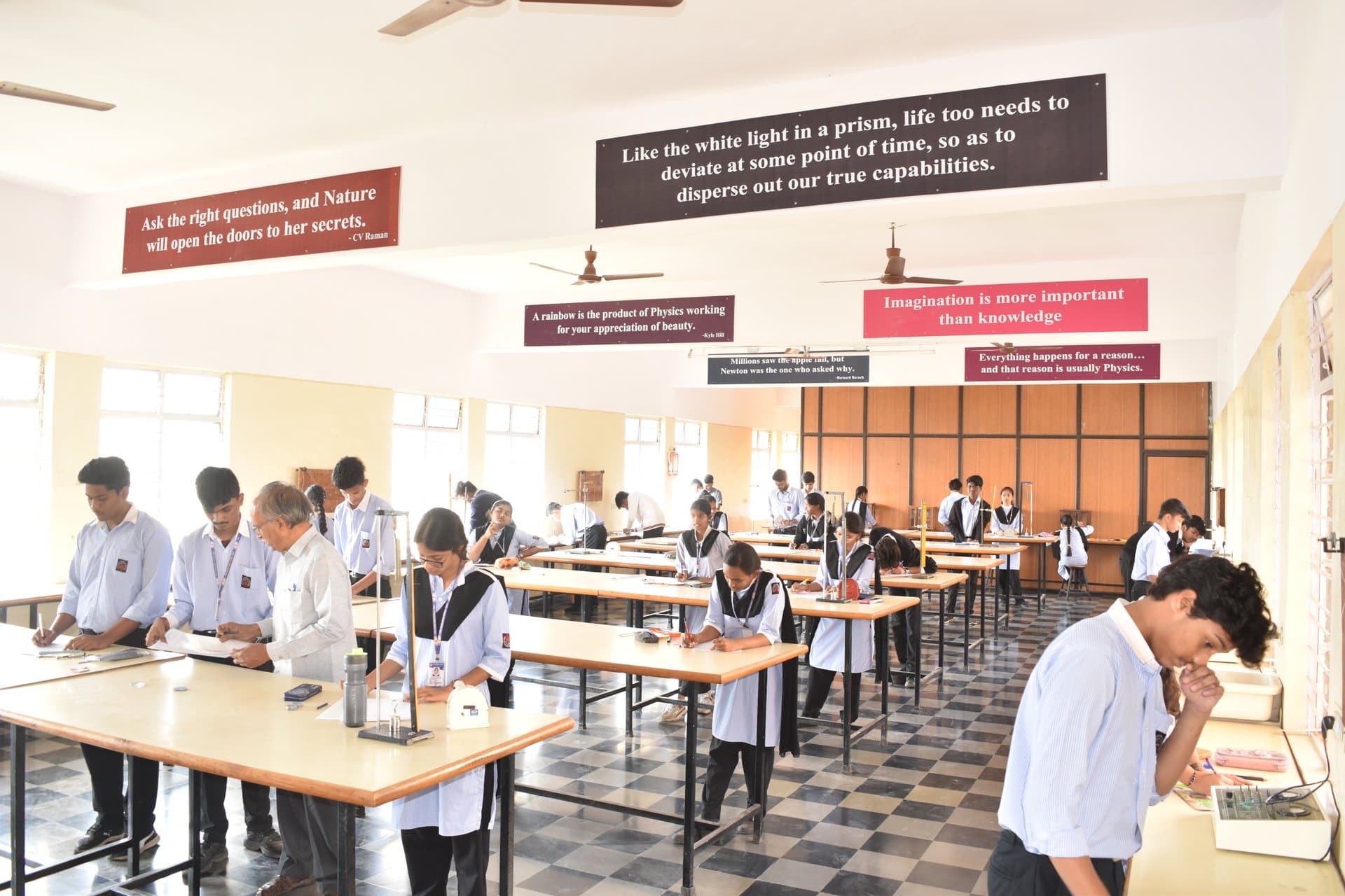 Physics Laboratory — Optics & Prism Experimentation