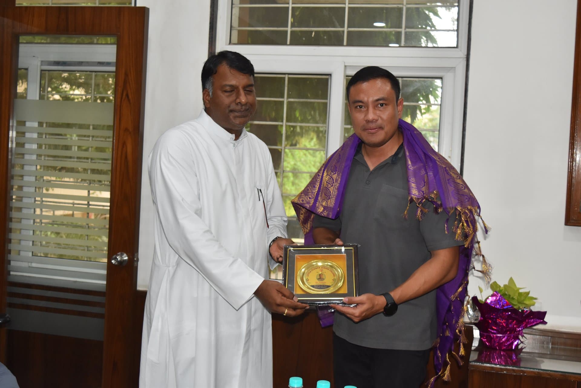 Rev. Bro. Arun Prakash presenting College Memento to Distinguished Guest